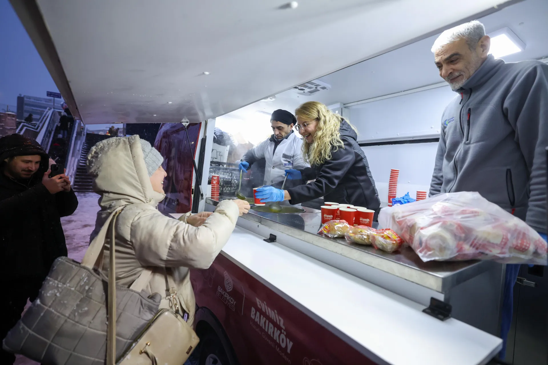 BAŞKAN OVALIOĞLU’NDAN KARDA SICAK ÇORBA İKRAMI