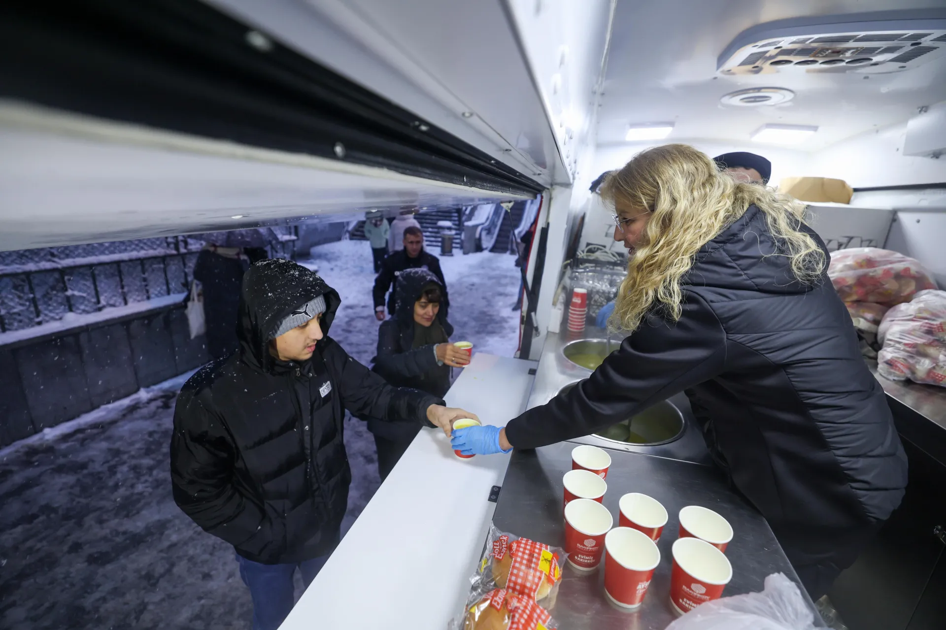 BAŞKAN OVALIOĞLU’NDAN KARDA SICAK ÇORBA İKRAMI