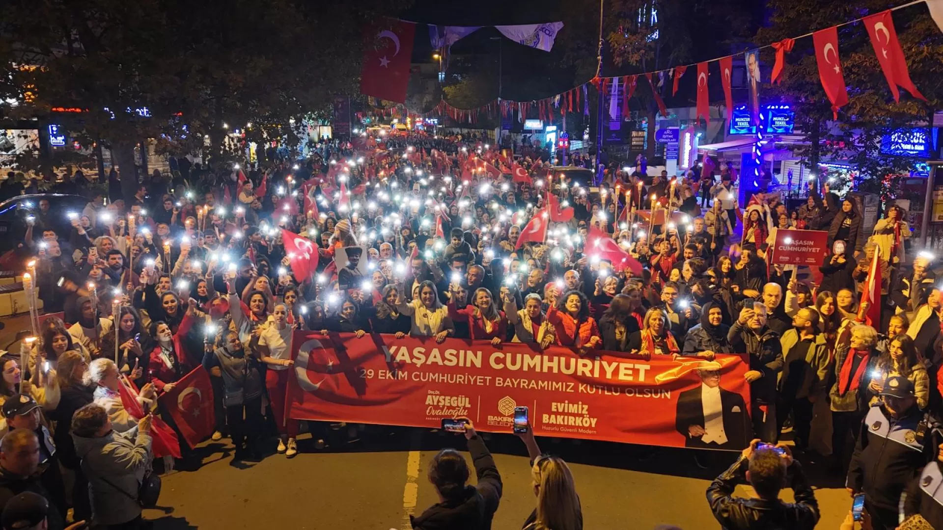 BAKIRKÖY’DE CUMHURİYET COŞKUSU KORAY AVCI KONSERİ İLE TAÇLANDI