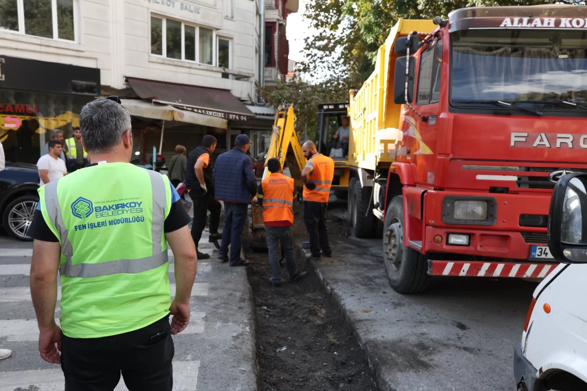 MAHALLELİLER TALEP EDİYOR BAKIRKÖY BELEDİYESİ YAPIYOR