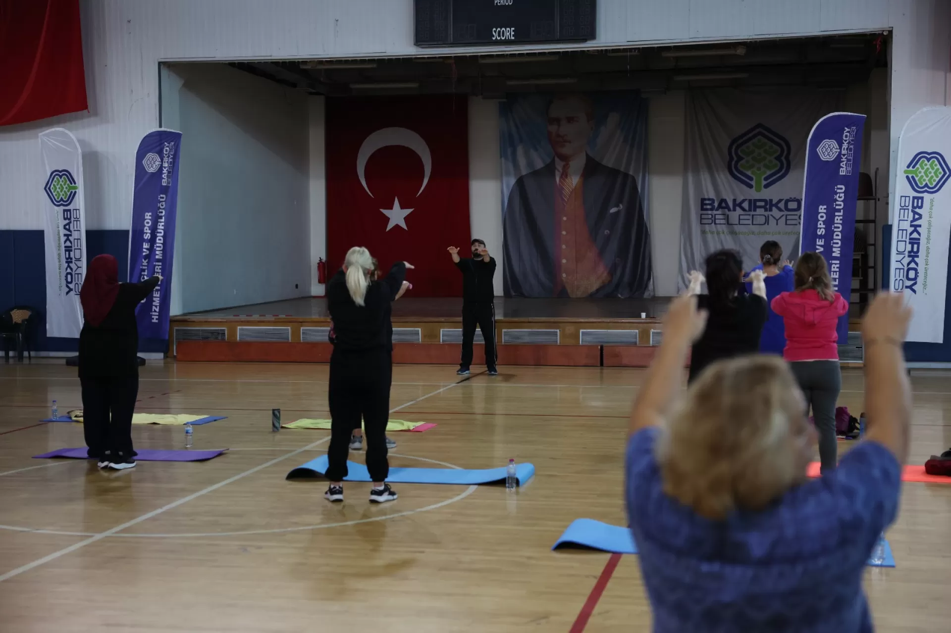 BAKIRKÖYLÜ KADINLAR HEM SPOR YAPIYOR HEM SOSYALLEŞİYOR