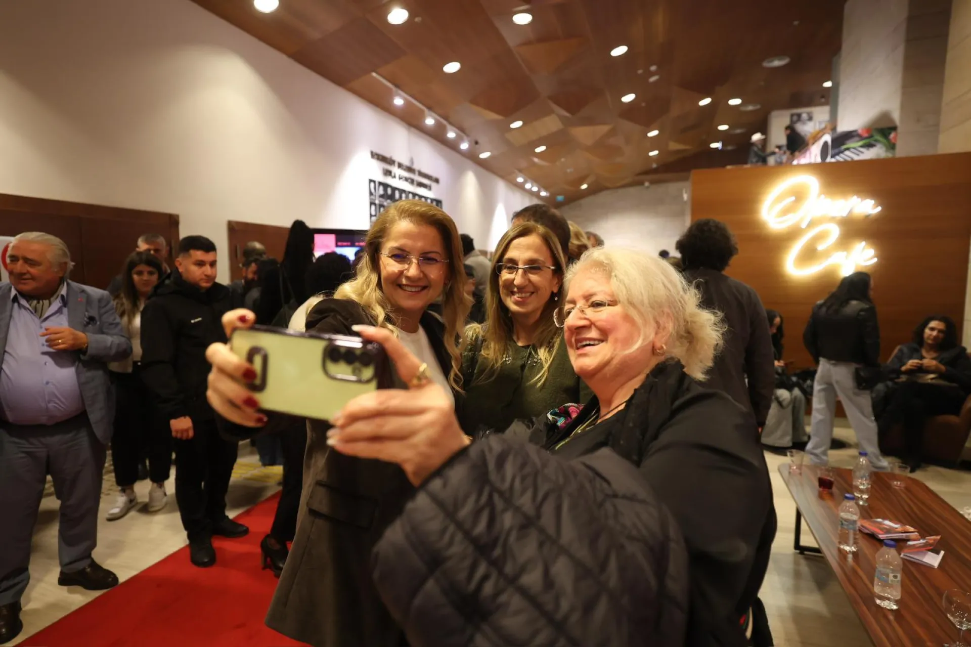 BAKIRKÖY BELEDİYE TİYATROLARI’NDAN “AY TEDİRGİNLİĞİ” GALASI