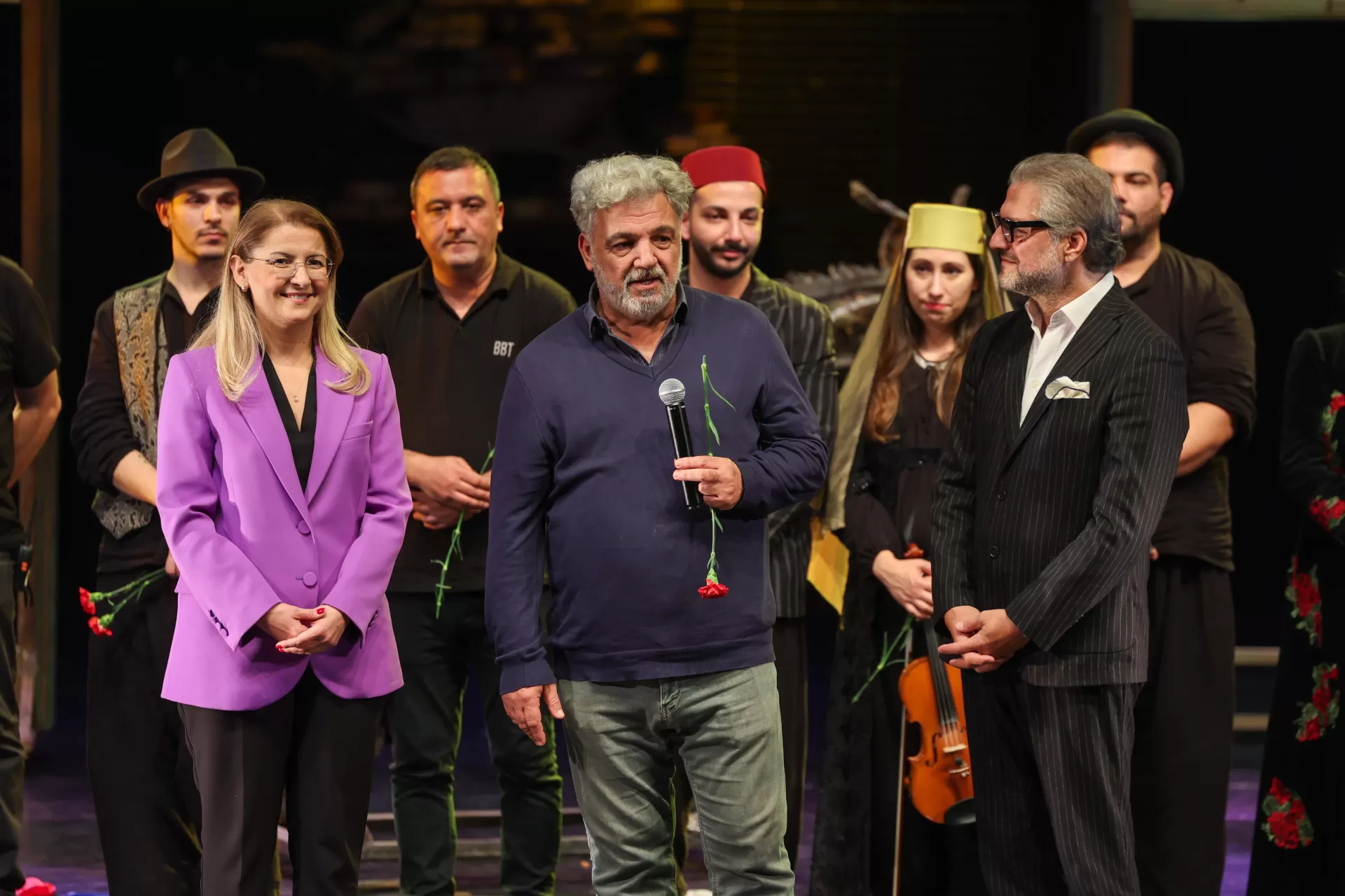 “EŞEĞİN GÖLGESİ” BAKIRKÖY’DE GÖRKEMLİ GALA İLE SAHNELENDİ