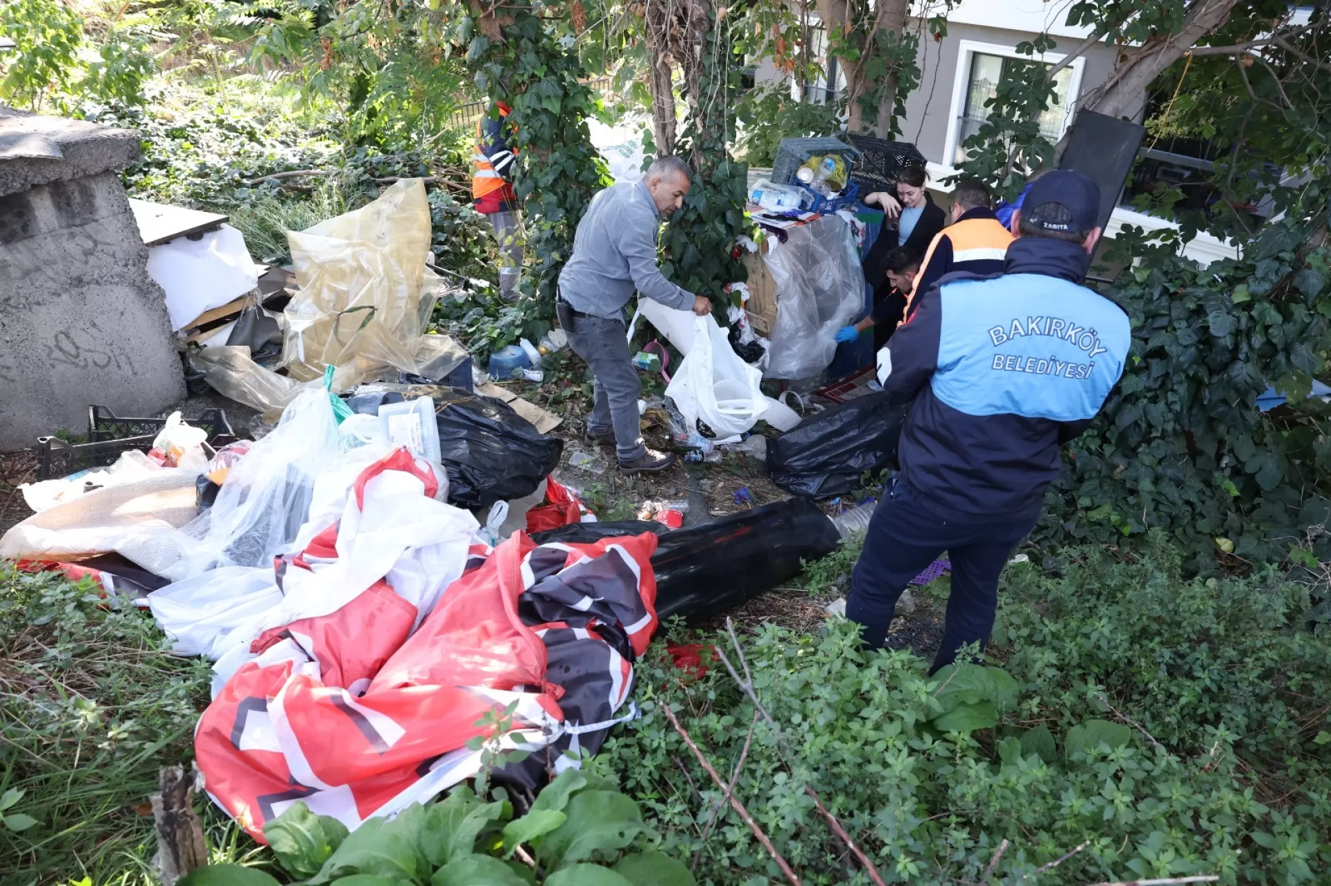 BAKIRKÖY BELEDİYESİ UYGUNSUZ BARINMA ALANLARINA MÜDAHALE EDİYOR