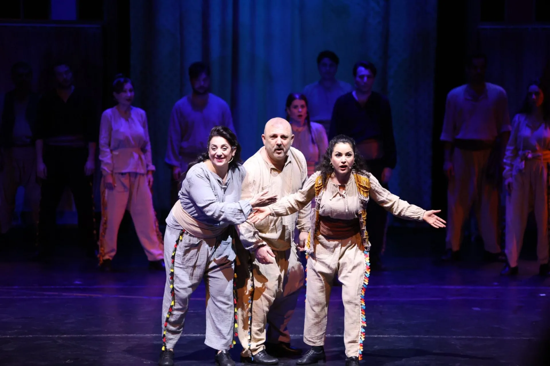 DÜNYA TİYATRO GÜNÜNDE SAHNE ÇİÇEK BAHÇESİNE DÖNDÜ