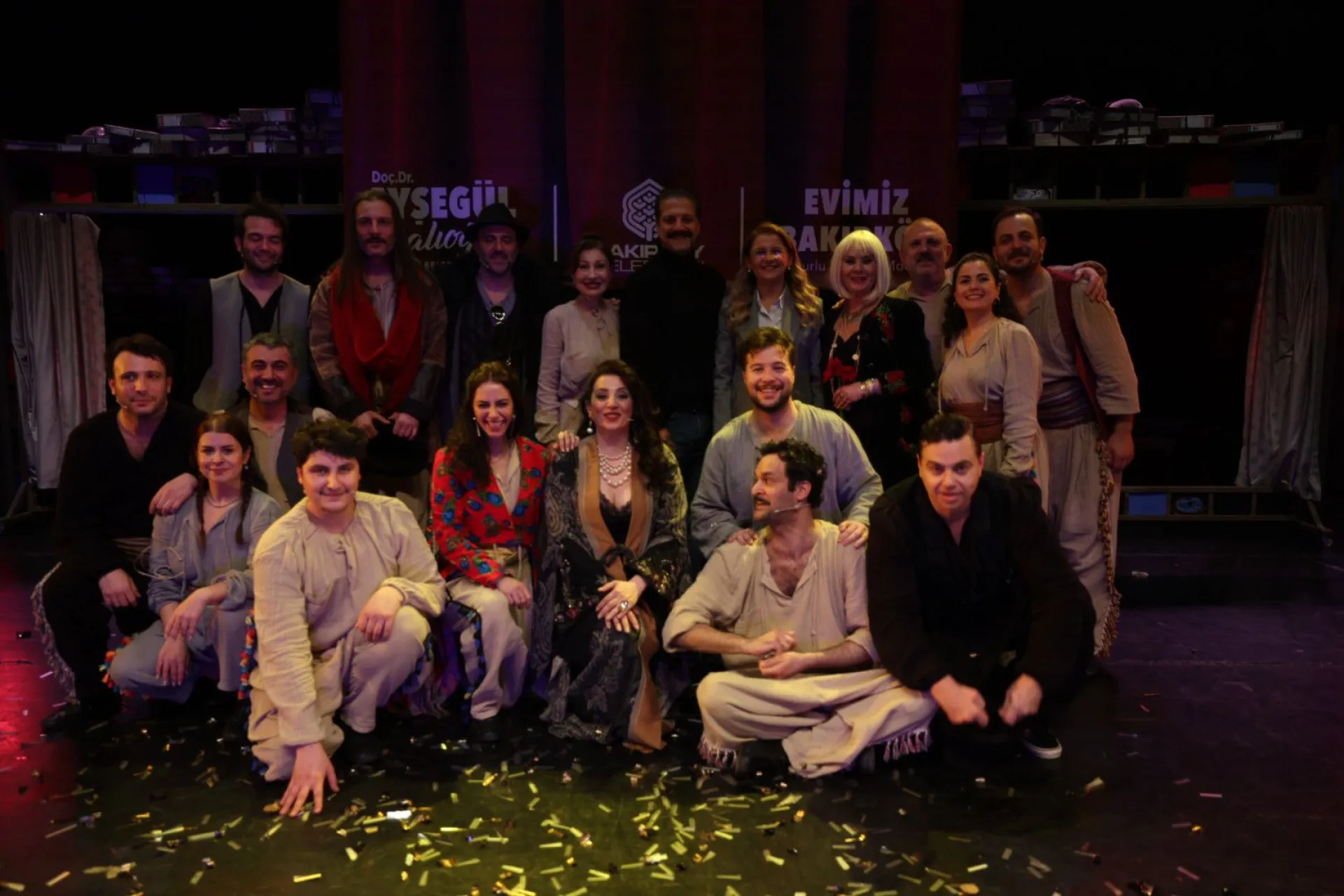 DÜNYA TİYATRO GÜNÜNDE SAHNE ÇİÇEK BAHÇESİNE DÖNDÜ